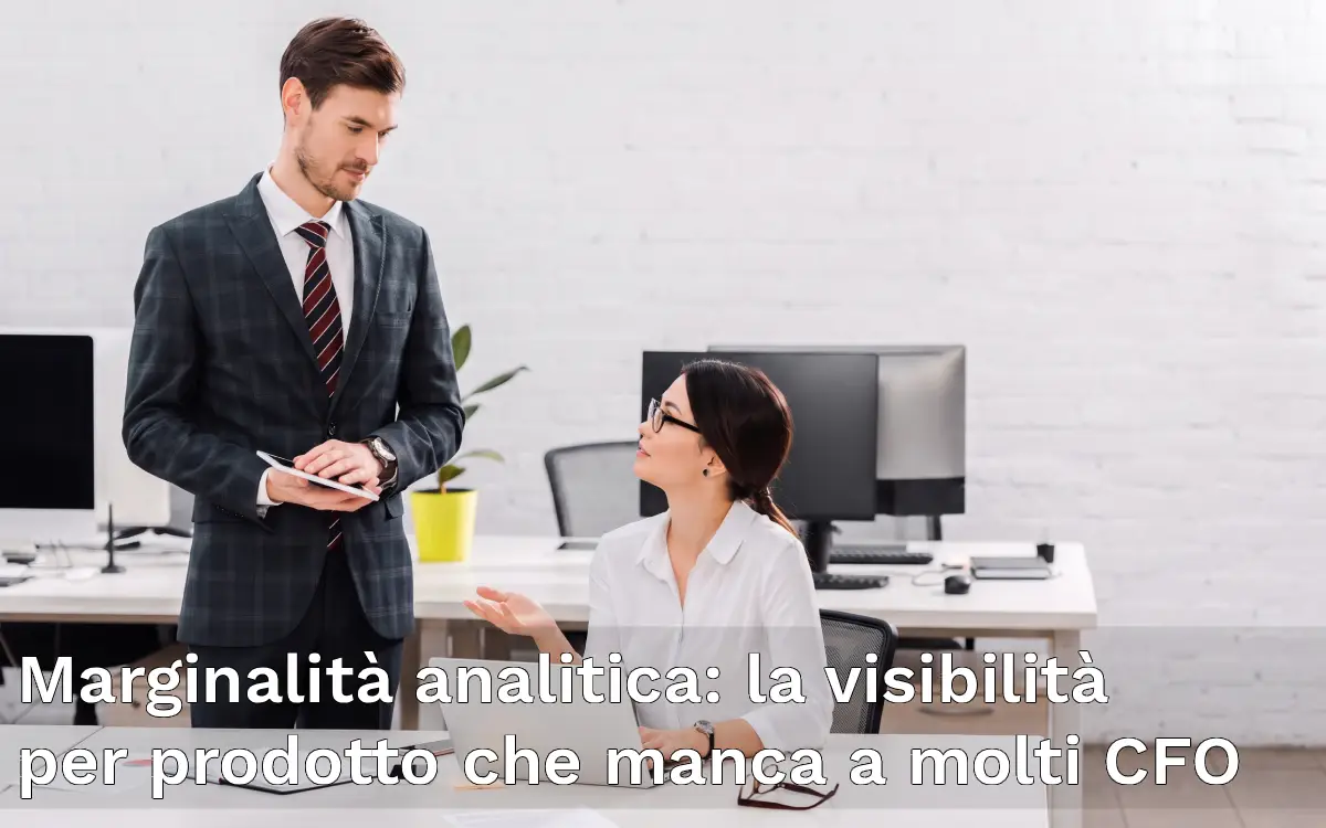Immagina che rappresenta la soddisfazione del CFO di poter avere in pochi click con Jedox la marginalità analitica. Immagina che rappresenta un CFO in piedi e una donna alla scrivania che gli riporta l'analisi di marginalità dettagliata.